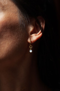 Anneaux plaqués à l'or avec un pendentif monté sur un anneau et un cabochon en nacre ivoire.