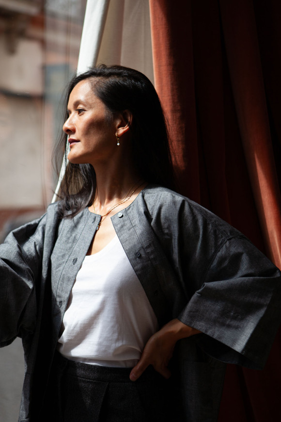 Anneaux plaqués à l'or avec un pendentif monté sur un anneau et un cabochon en nacre ivoire.