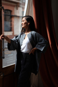 Anneaux plaqués à l'or avec un pendentif monté sur un anneau et un cabochon en nacre ivoire.