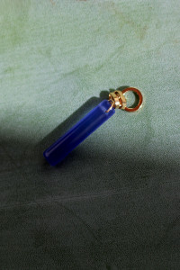 Chaîne en maille fine, dans un style forçat, avec un pendentif en pierre fine d'agate 'dentelle', montée sur un anneau.