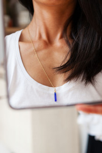 Chaîne en maille fine, dans un style forçat, avec un pendentif en pierre fine d'agate 'dentelle', montée sur un anneau.