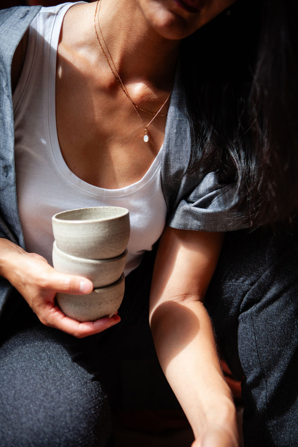 Chaîne en maille fine, dans un style forçat avec un pendentif de forme ovale, monté sur un anneau et un cabochon en nacre.