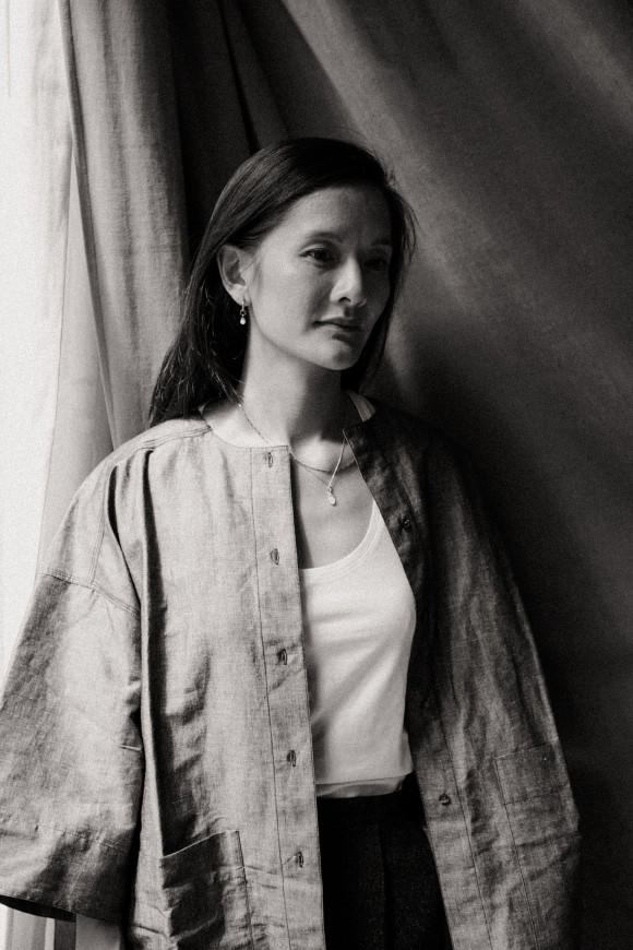 Chaîne en maille fine, dans un style forçat avec un pendentif de forme ovale, monté sur un anneau et un cabochon en nacre.