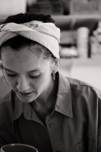 Anneaux plaqués or dépareillés, avec un pendant en pierre de cornaline et/ou une mini-statuette en résine noire sur anneau.