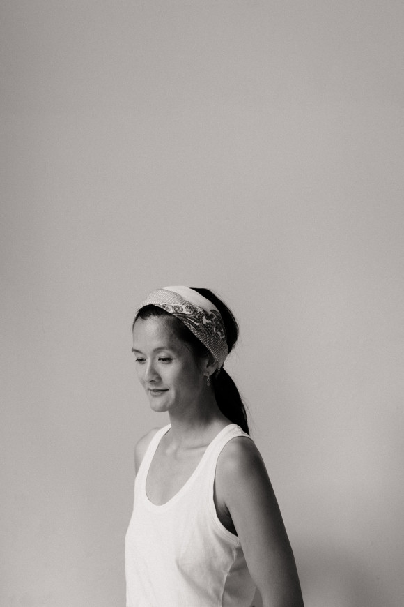 Anneaux plaqués or dépareillés, avec un pendant en pierre de cornaline et/ou une mini-statuette en résine noire sur anneau.