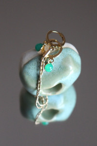 Boucles d'oreilles plaqué or, chaînette et pierre calcédoine.