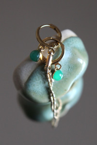 Boucles d'oreilles plaqué or, chaînette et pierre calcédoine.