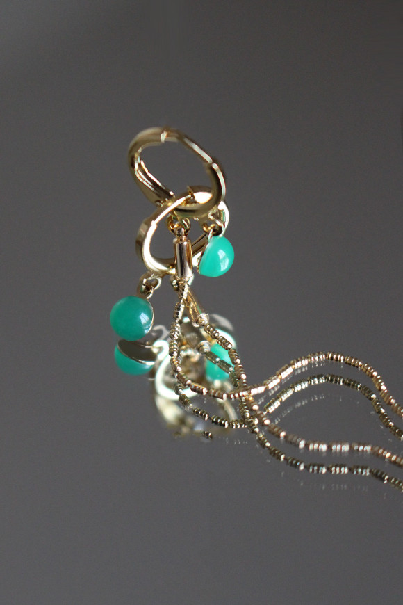 Boucles d'oreilles plaqué or, chaînette et pierre calcédoine.