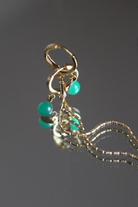 Boucles d'oreilles plaqué or, chaînette et pierre calcédoine.